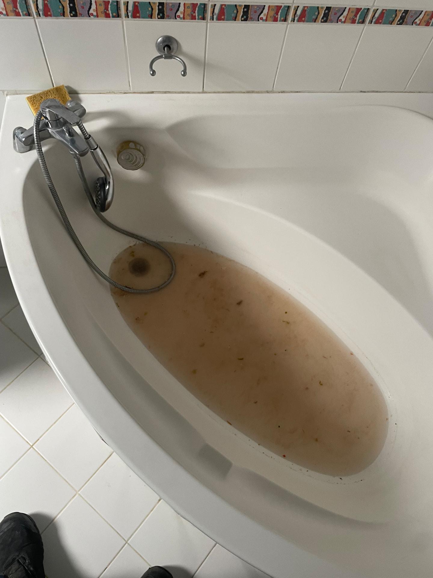 Baignoire remplie d'eaux usées suite à une évacuation bouchée — Paris 11ᵉ